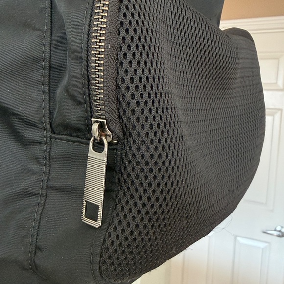 Lululemon Everywhere Backpack in 17L in Black - Picture 5 of 17